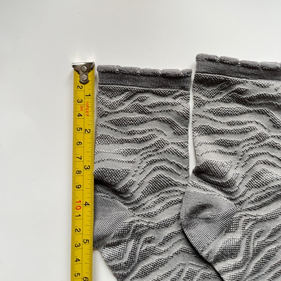 45r Gray Wave Pattern Socks - Picture 3 of 4